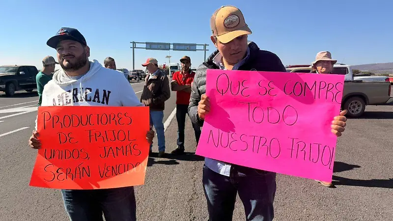 Campesinos realizan bloqueos carreteros en Durango